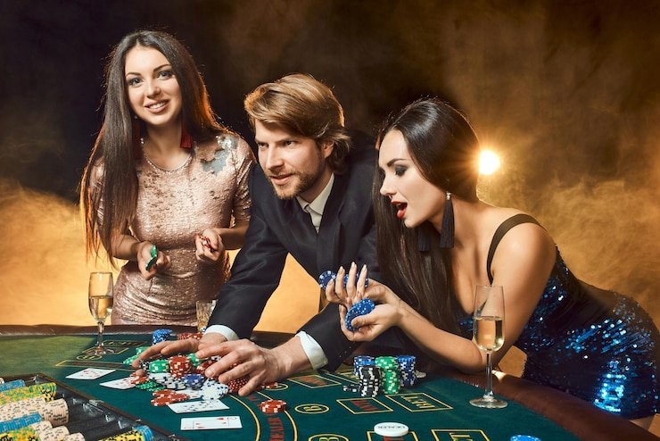 Baccarat table at 777dragon with dealer and multiple players joining